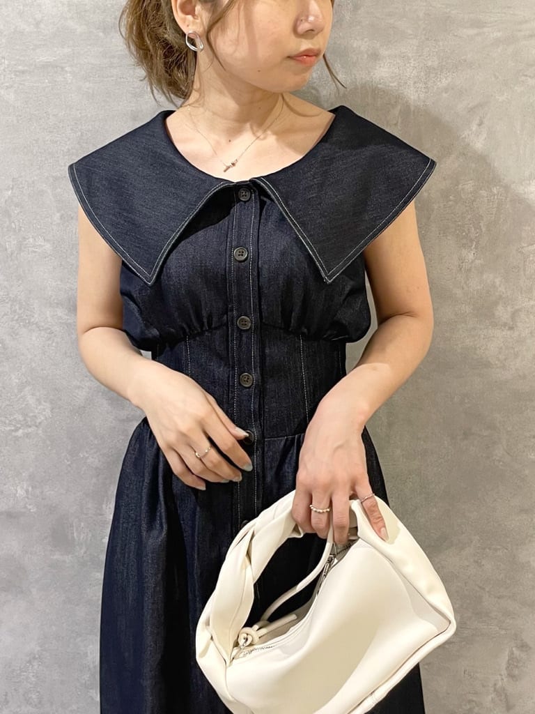 ホワイト系のハンドバッグ、ホワイト系のサンダル、ブルー系のワンピースを着用したレディースの夏コーディネートの5枚目の写真