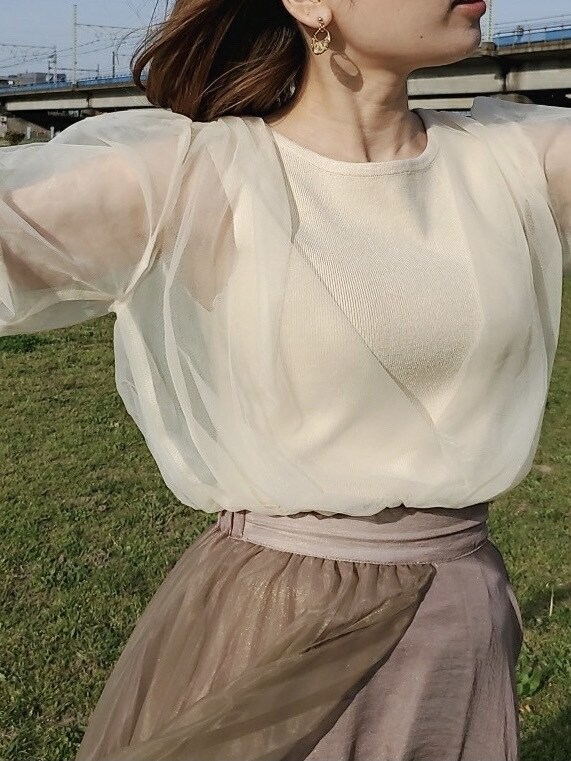 ブラウン系のスカート、ホワイト系のパンプス、ホワイト系のニット/セーターを着用したレディースの春コーディネートの5枚目の写真