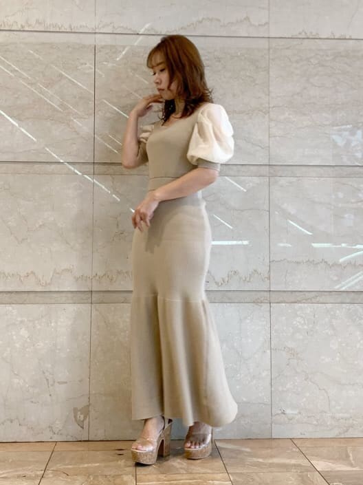 ベージュ系のワンピースを着用したレディースの春コーディネートの6枚目の写真