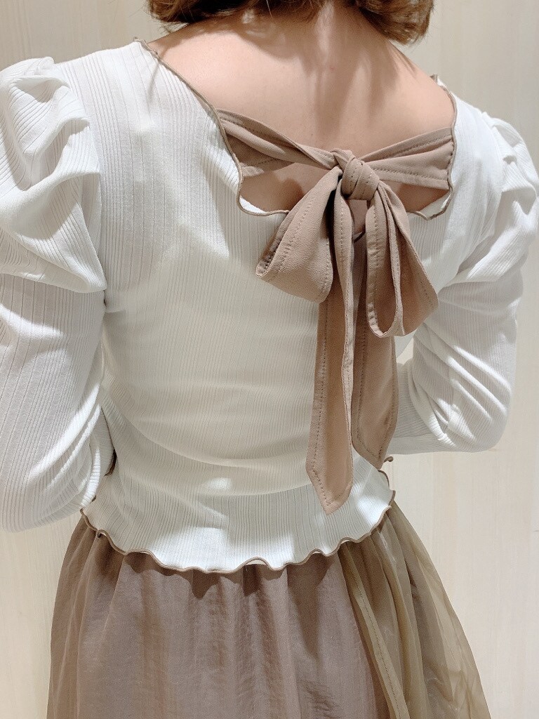 ブラウン系のスカート、ホワイト系のTシャツ/カットソー、その他のサンダルを着用したレディースの春コーディネートの7枚目の写真