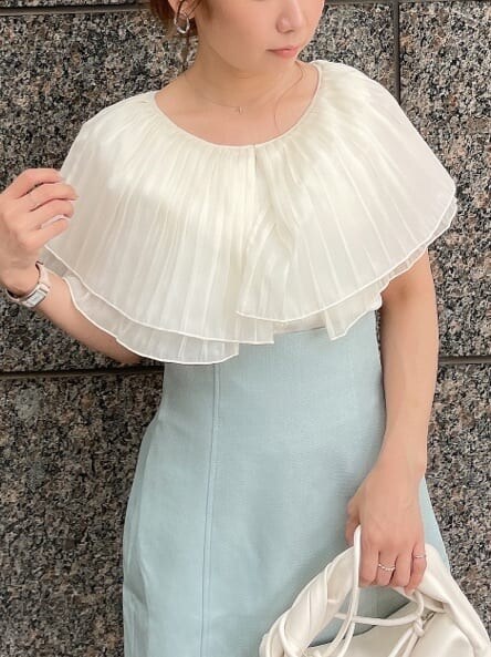 ホワイト系のニット/セーター、ブルー系のスカート、ホワイト系のスニーカーを着用したレディースの夏コーディネートの3枚目の写真