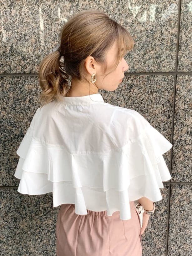 ホワイト系のショルダーバッグ、ピンク系のその他パンツ、ホワイト系のシャツ/ブラウスを着用したレディースの春コーディネートの6枚目の写真