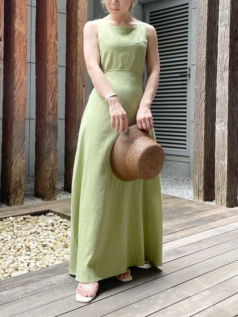 パープル系のサンダル、グリーン系のワンピース、シルバー系のピアス（両耳用）を着用したレディースの夏コーディネートの3枚目の写真