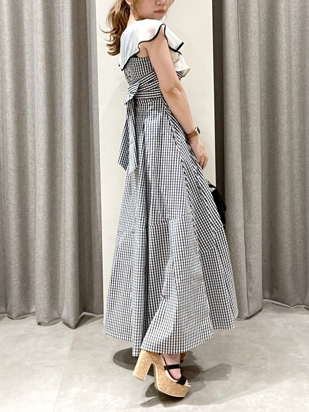 その他のワンピース、ブラック系のニット/セーター、ブラック系のハンドバッグを着用したレディースの夏コーディネートの6枚目の写真