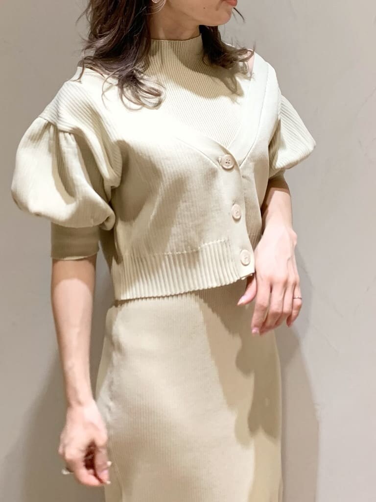 その他のサンダル、ベージュ系のワンピースを着用したレディースの春コーディネートの4枚目の写真