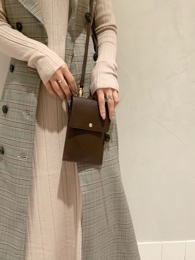 ベージュ系のワンピース、グレー系のワンピース、ブラック系のブーツを着用したレディースの秋コーディネートの9枚目の写真