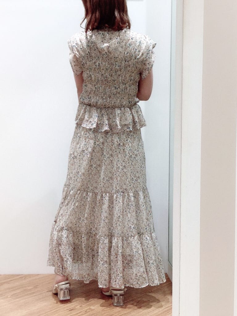 その他のシャツ/ブラウス、その他のサンダル、その他のスカートを着用したレディースの夏コーディネートの4枚目の写真