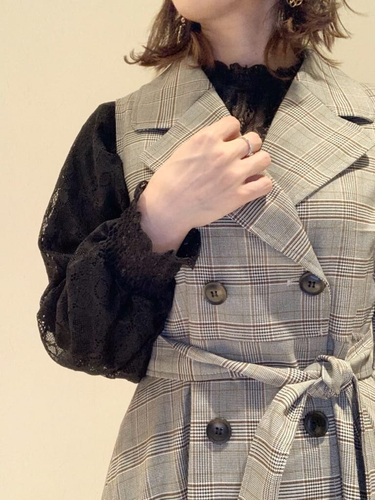 グレー系のワンピース、ブラック系のシャツ/ブラウス、ブラック系のブーツを着用したレディースの秋コーディネートの5枚目の写真