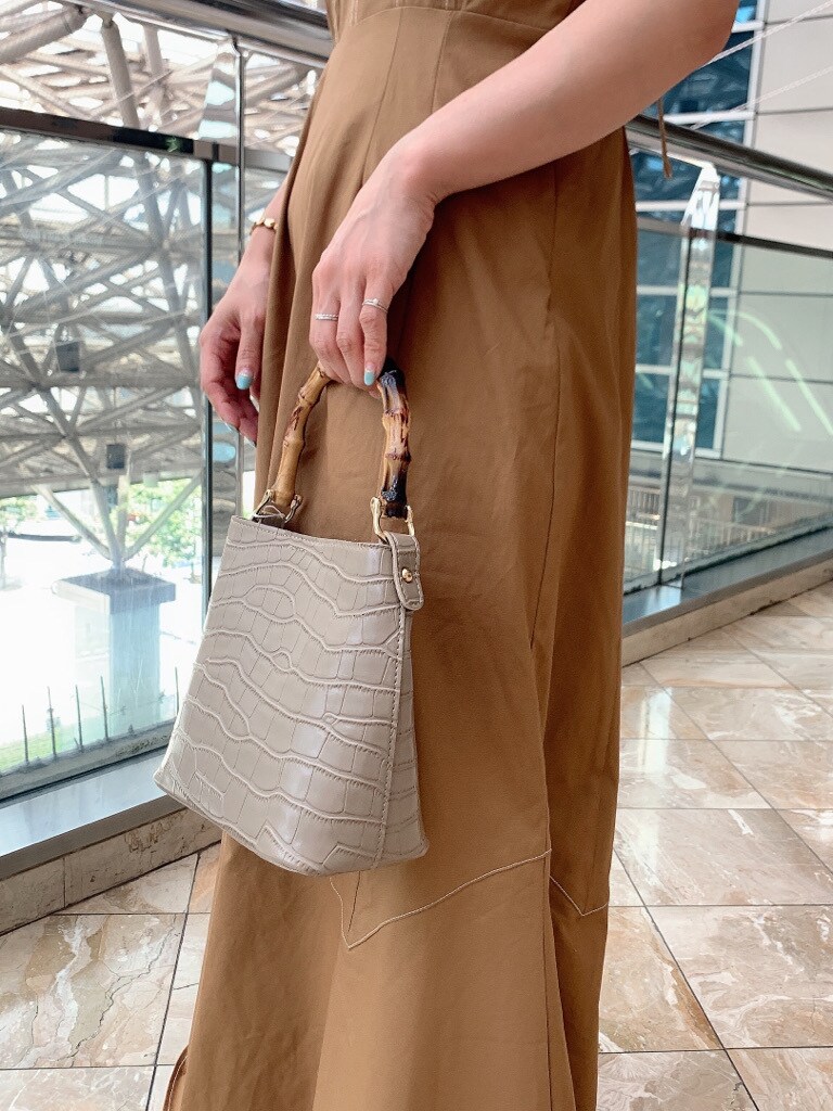 ブラウン系のワンピース、その他のサンダル、ピンク系のニット/セーターを着用したレディースの夏コーディネートの6枚目の写真