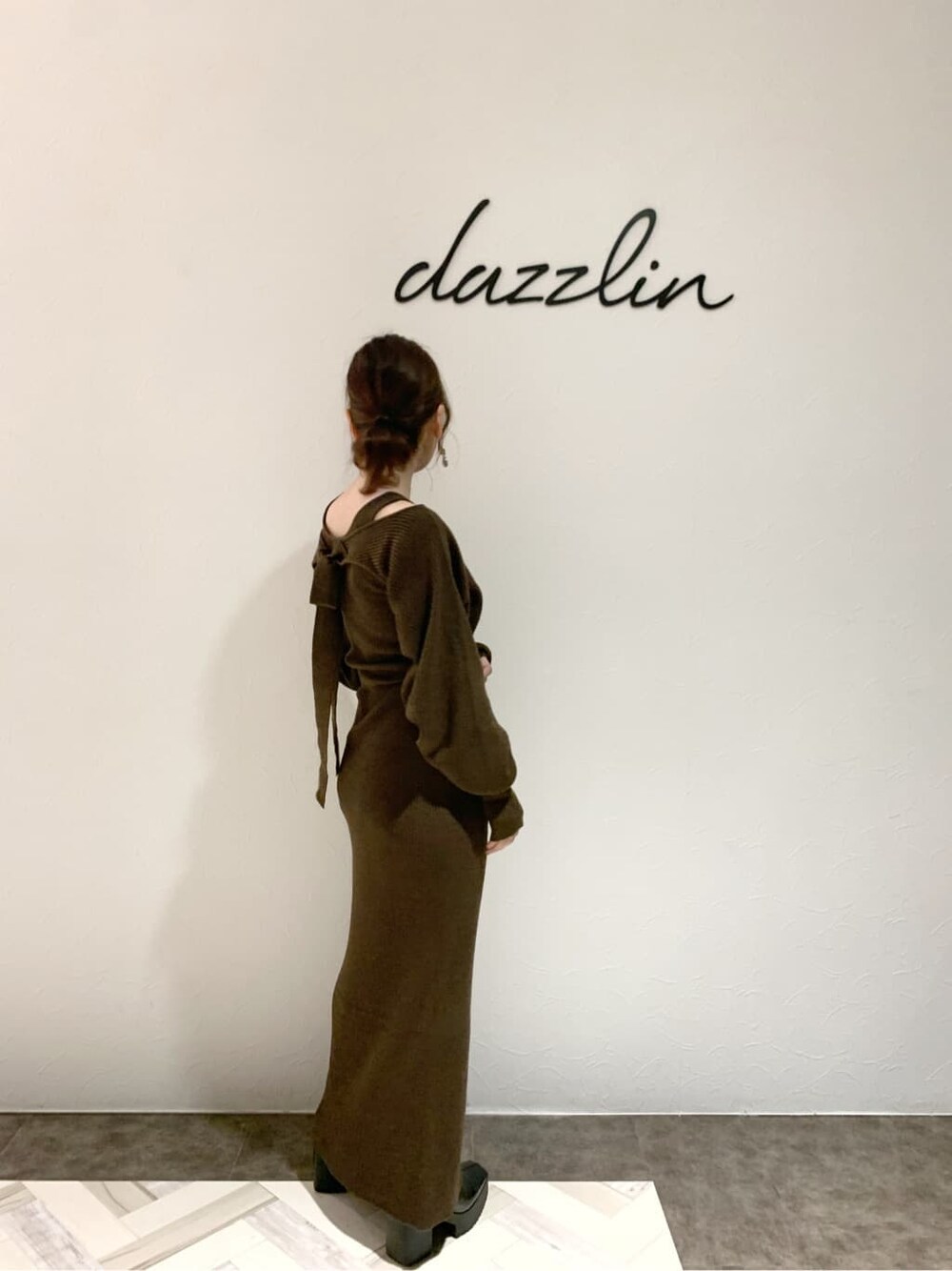 「フェミニンコーデ、低身長、ダズリン、ニットワンピース、リボン、大人フェミニン、大人コーデ、ガーリーコーデ、ワンピース、低身長コーデ、秋コーデ、モテコーデ、レイヤード、dazzlin、マーメイド」｜「dazzlinの2WAYマーメイドコート（その他アウター、ホワイト系）」を使った、tomomiさん（レディース・145cm）の秋コーディネートの9枚目の写真