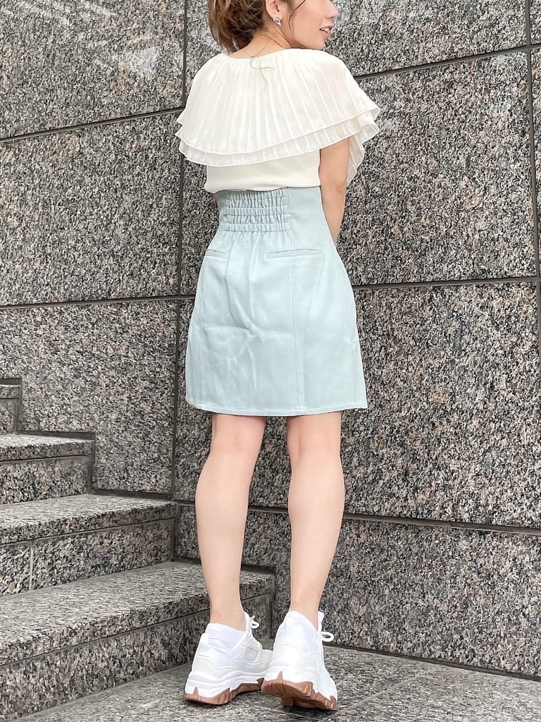 ホワイト系のニット/セーター、ブルー系のスカート、ホワイト系のスニーカーを着用したレディースの夏コーディネートの2枚目の写真