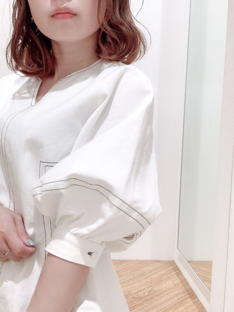 ベージュ系のサンダル、ホワイト系のワンピース、ブラウン系のベルトを着用したレディースの春コーディネートの3枚目の写真