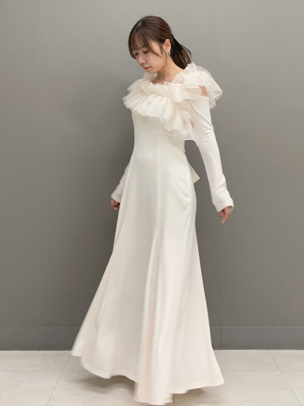 ホワイト系のブーツ、ホワイト系のワンピースを着用したレディースの秋コーディネートの3枚目の写真