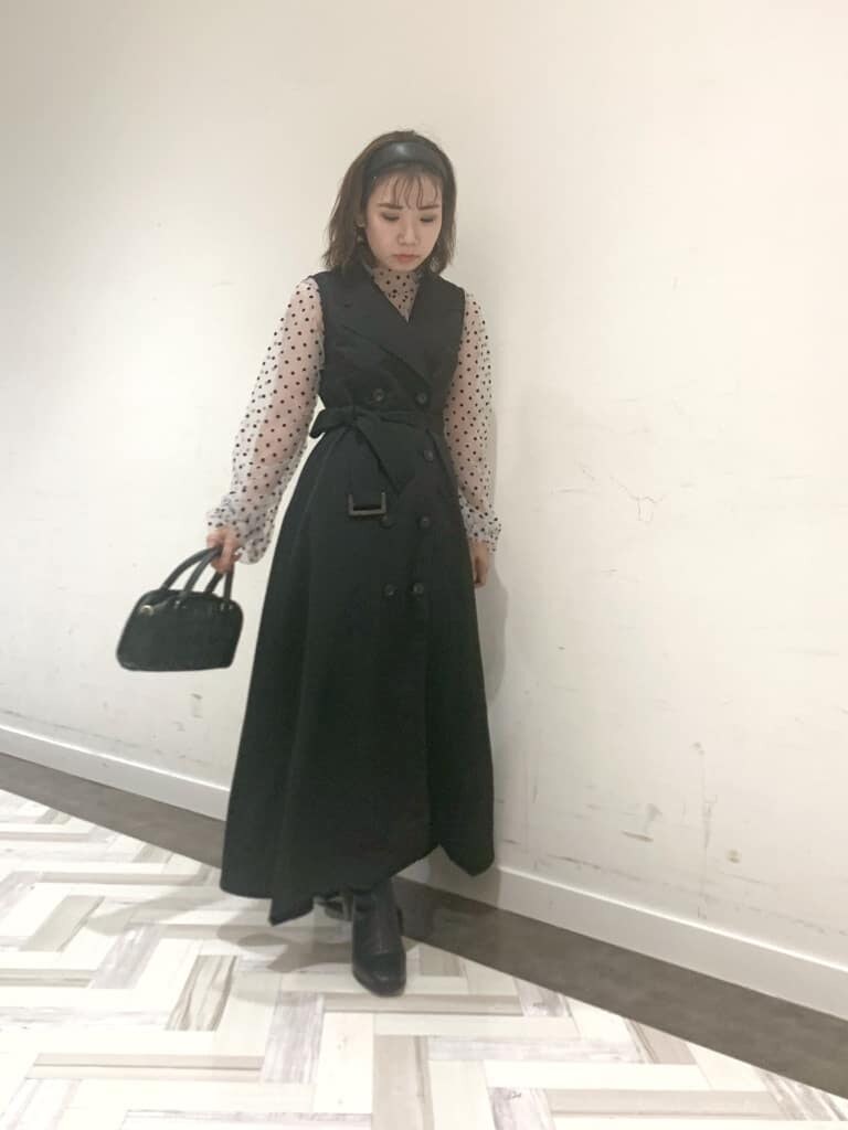 ブラック系のワンピース、ホワイト系のシャツ/ブラウス、ブラック系のハンドバッグを着用したレディースの夏コーディネートの3枚目の写真