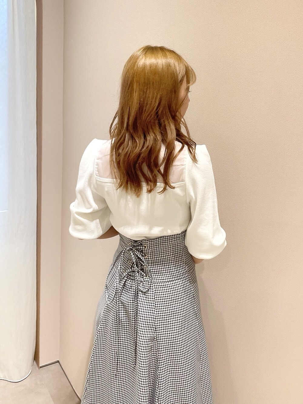 ホワイト系のニット/セーター、ブラック系のスカート、その他のパンプスを着用したレディースの冬コーディネートの7枚目の写真