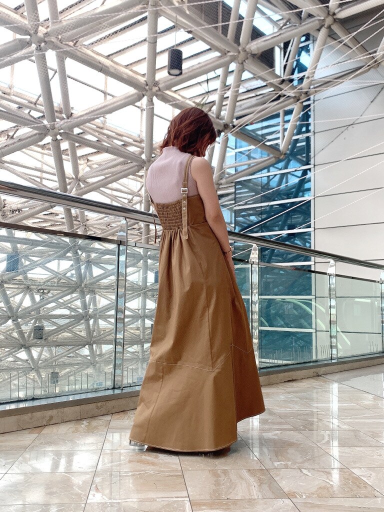 ブラウン系のワンピース、その他のサンダル、ピンク系のニット/セーターを着用したレディースの夏コーディネートの4枚目の写真