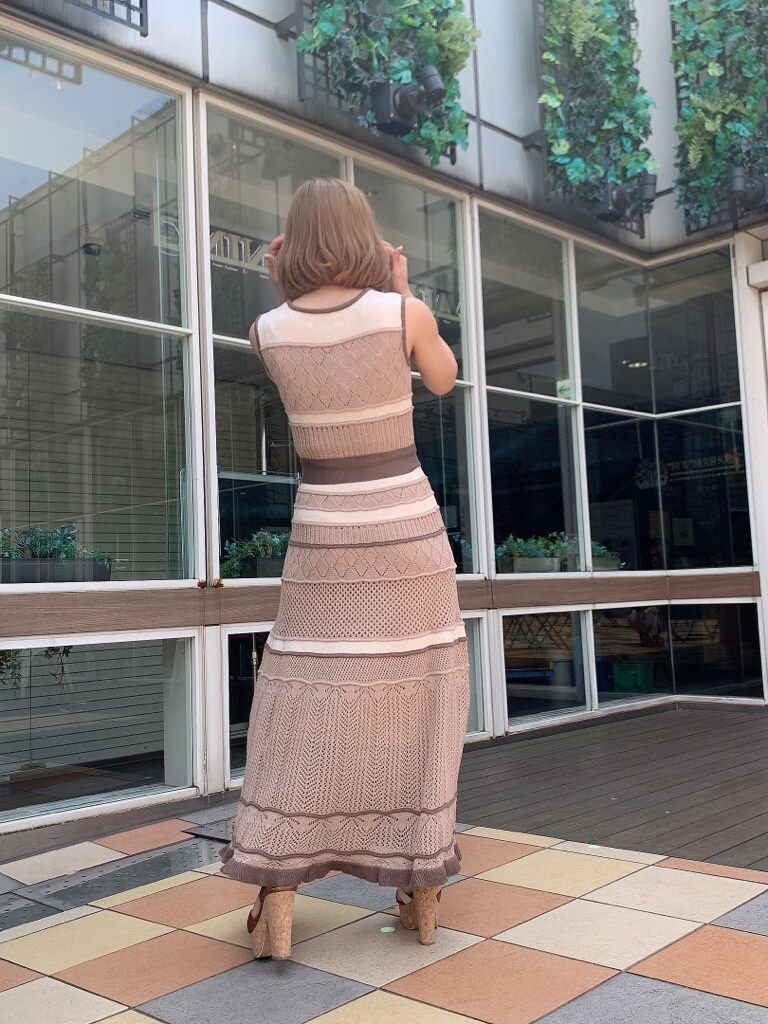 その他のサンダル、ベージュ系のワンピースを着用したレディースの春コーディネートの5枚目の写真