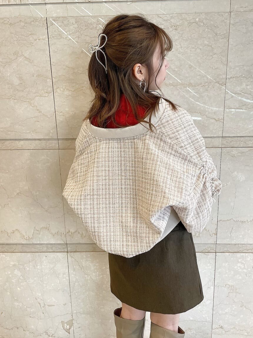 その他のブルゾン、レッド系のニット/セーター、ブラウン系のスカートを着用したレディースの秋コーディネートの7枚目の写真