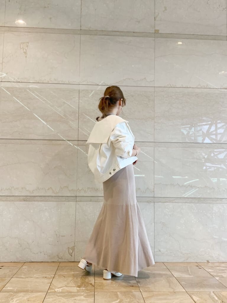 ホワイト系のライダースジャケット、ピンク系のワンピース、ホワイト系のパンプスを着用したレディースの春コーディネートの9枚目の写真