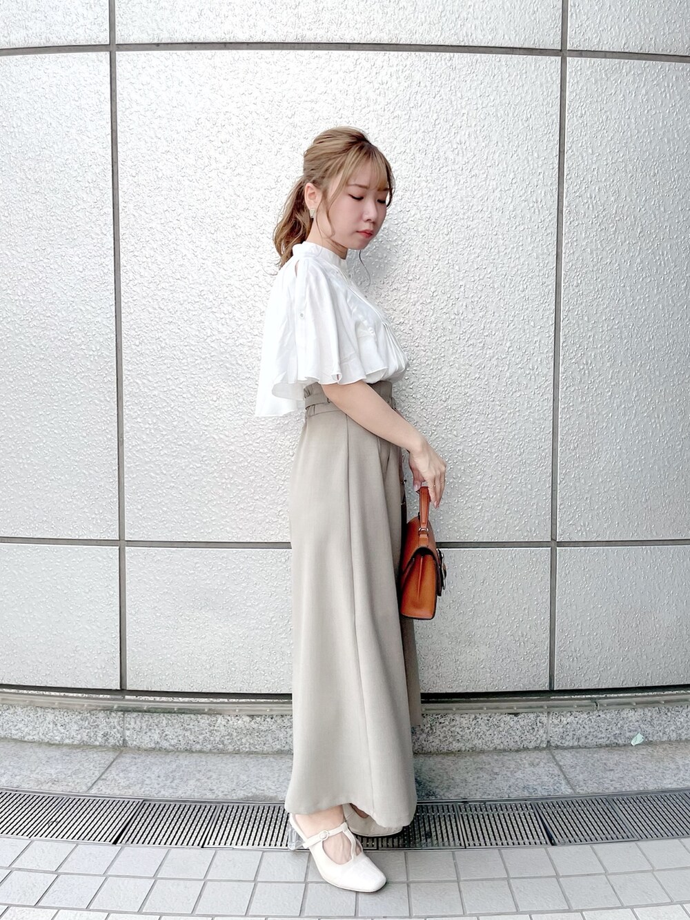 ホワイト系のシャツ/ブラウス、グリーン系のスカート、ホワイト系のパンプスを着用したレディースの春コーディネートの4枚目の写真