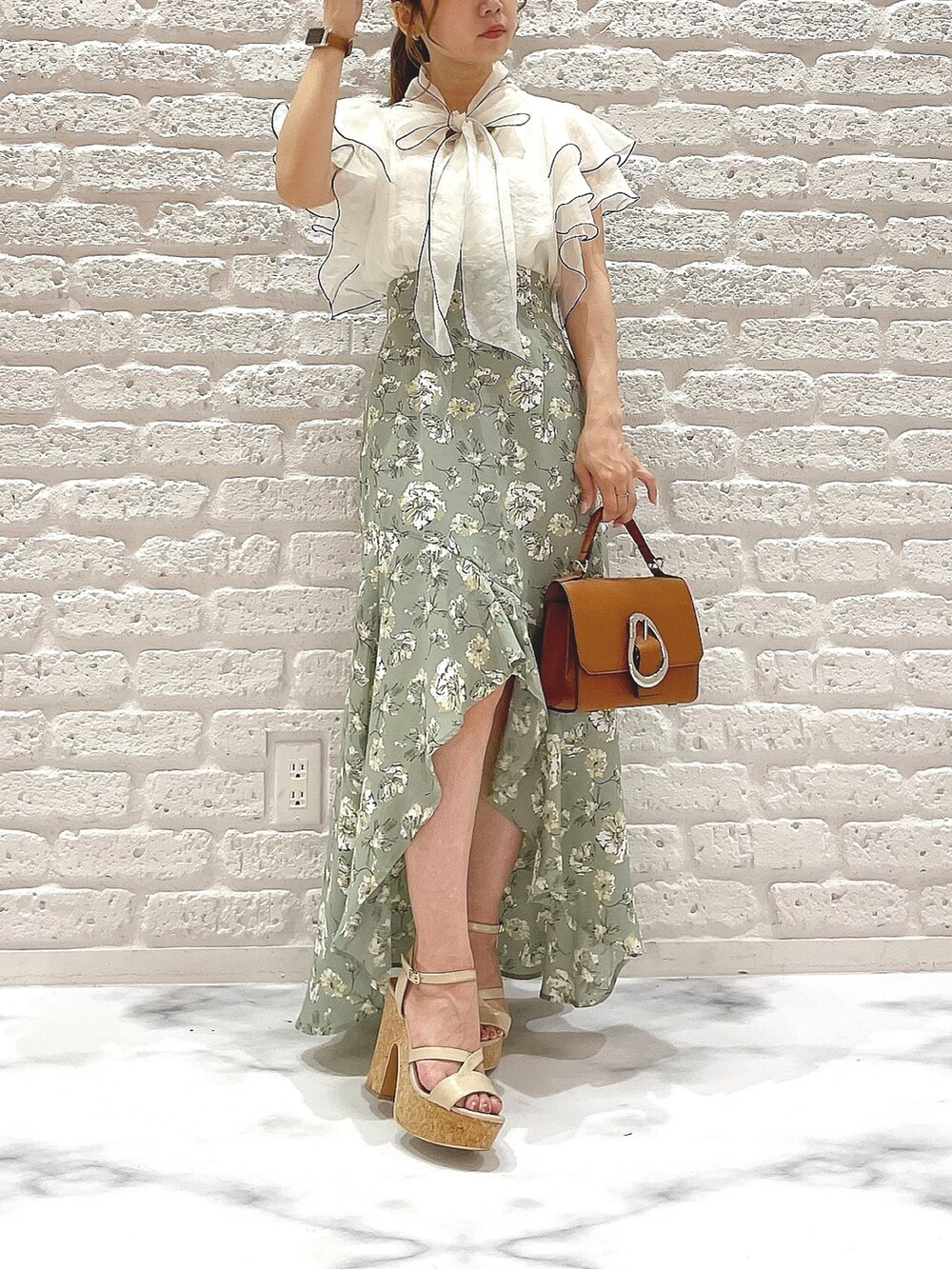 ホワイト系のサンダル、イエロー系のハンドバッグ、ホワイト系のシャツ/ブラウスを着用したレディースの夏コーディネートの2枚目の写真