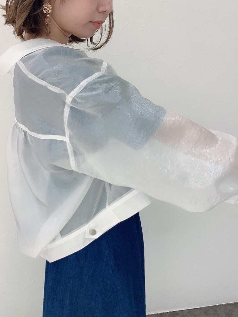 ホワイト系のブルゾン、ブルー系のワンピース、その他のサンダルを着用したレディースの春コーディネートの10枚目の写真