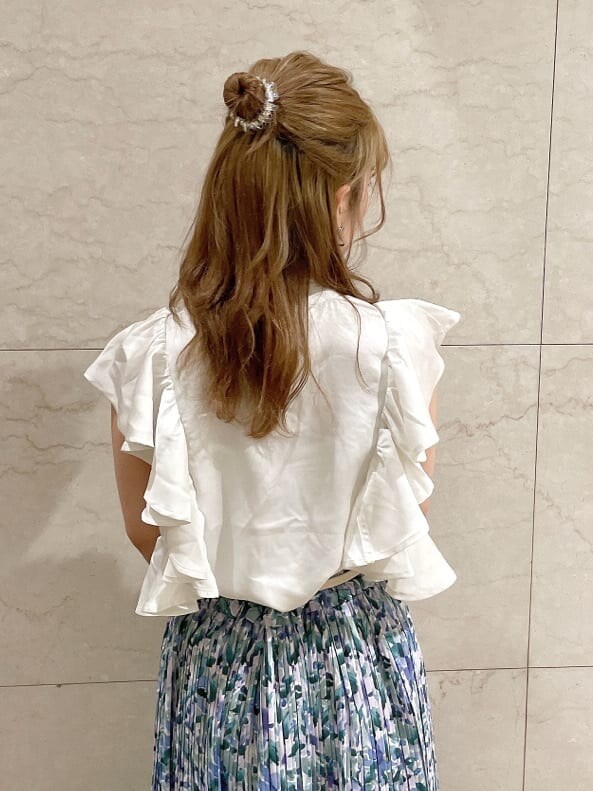 ベージュ系のサンダル、ブルー系のスカート、ホワイト系のシャツ/ブラウスを着用したレディースの夏コーディネートの6枚目の写真