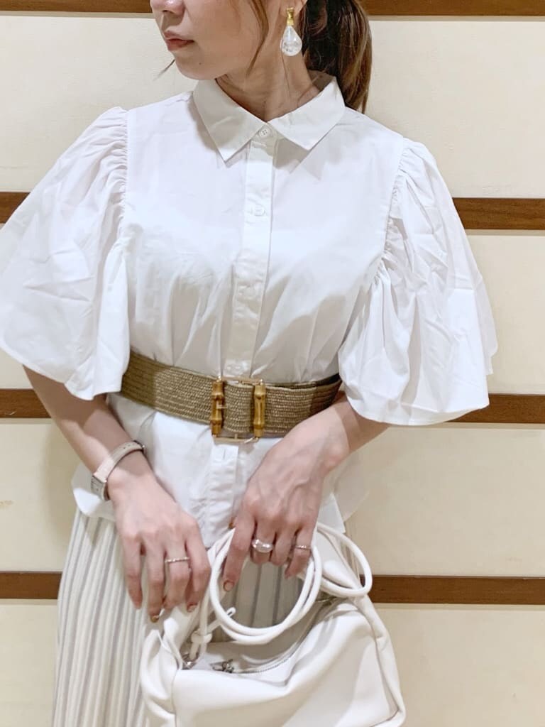 ホワイト系のシャツ/ブラウス、ホワイト系のスカート、ホワイト系のハンドバッグを着用したレディースの春コーディネートの5枚目の写真
