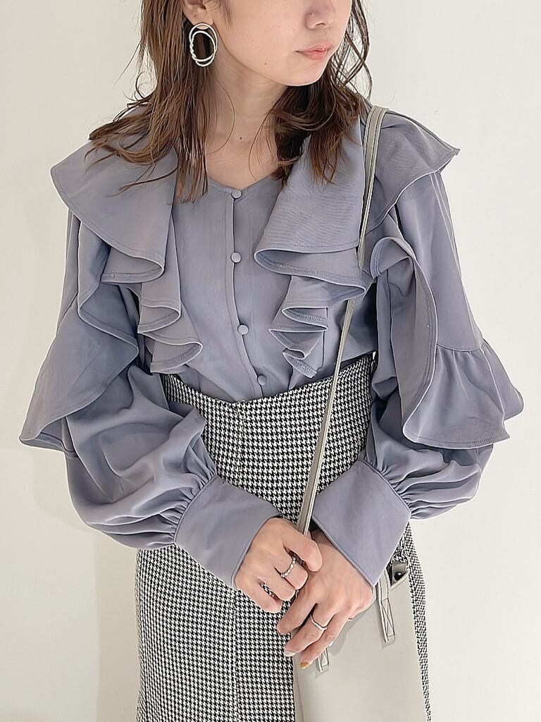 その他のスカート、ブラック系のブーツ、ブルー系のシャツ/ブラウスを着用したレディースの秋コーディネートの4枚目の写真