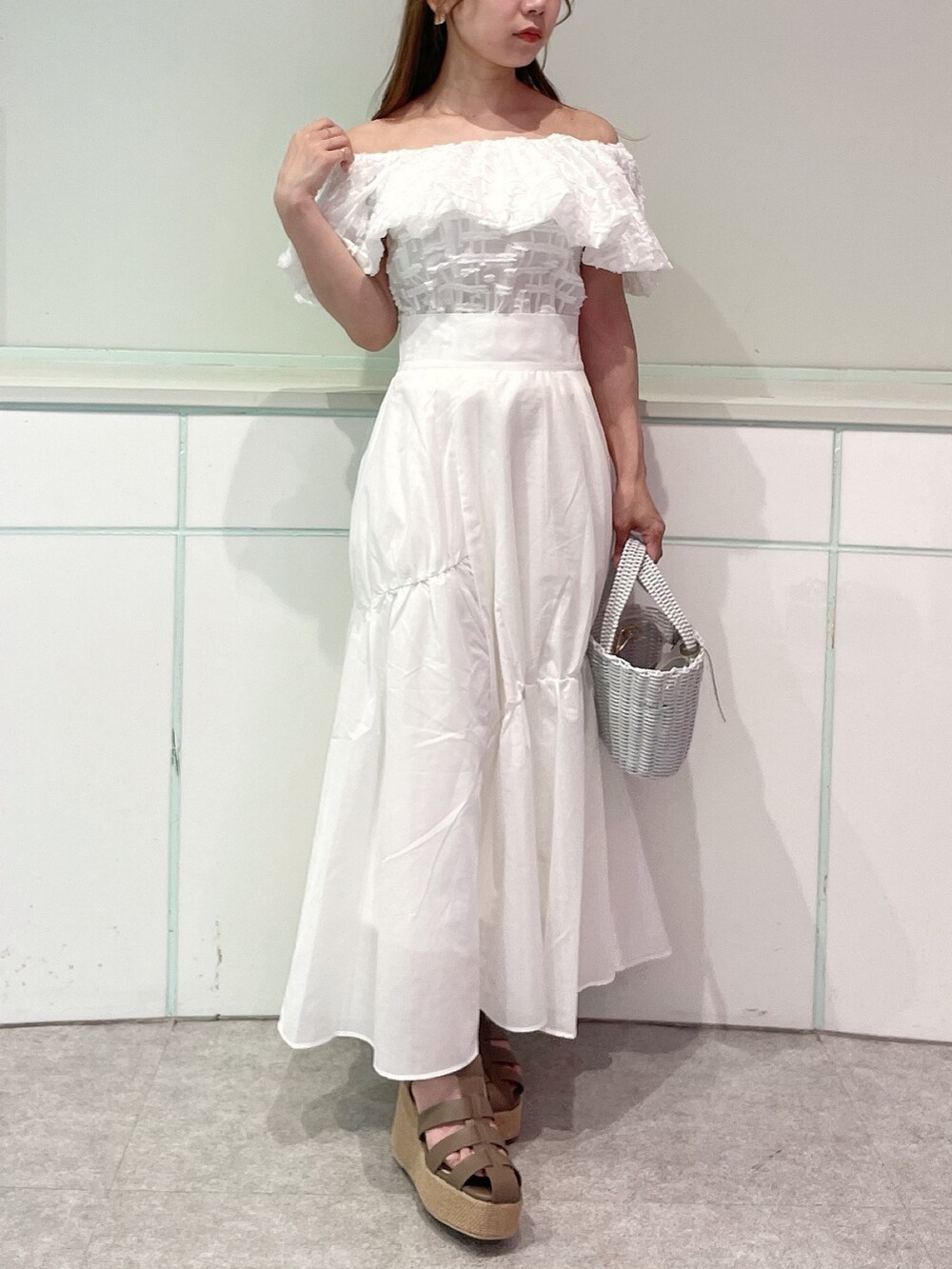 ホワイト系のシャツ/ブラウス、ホワイト系のスカート、ブラウン系のサンダルを着用したレディースの夏コーディネートの4枚目の写真