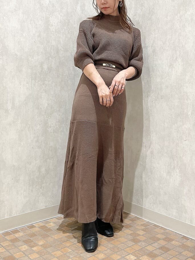 ベージュ系のワンピース、ブラック系のブーツ、ブラウン系のベルトを着用したレディースの秋コーディネートの4枚目の写真