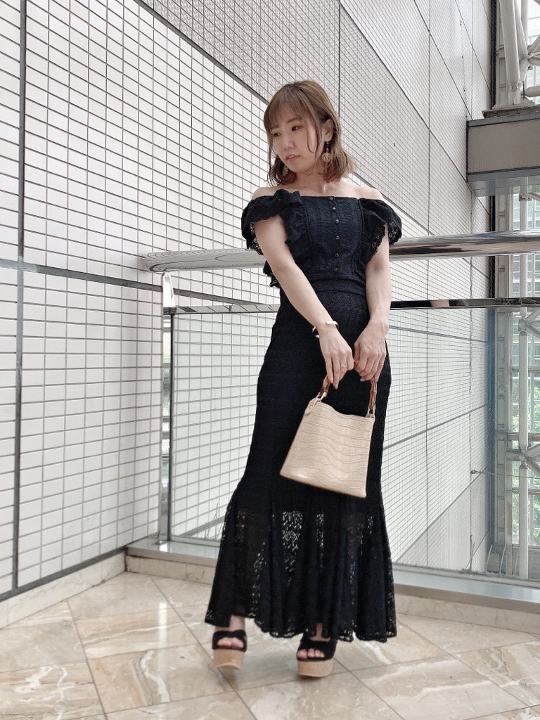 ブラック系のシャツ/ブラウス、ブラック系のサンダル、ブラック系のスカートを着用したレディースの春コーディネートの4枚目の写真