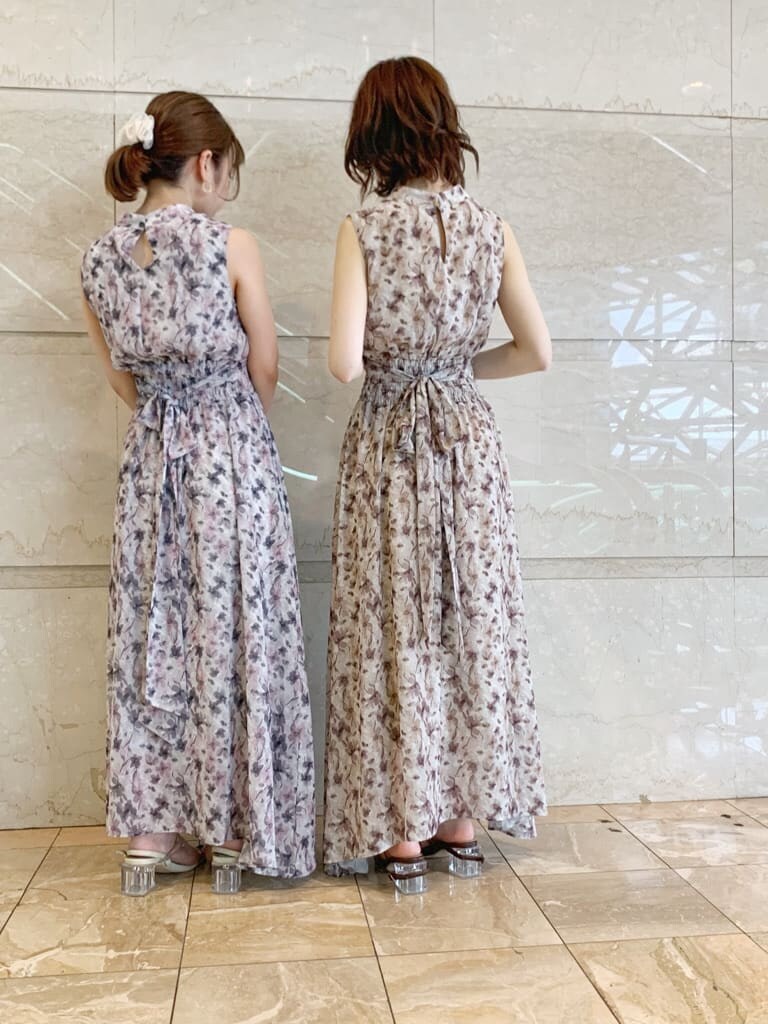 ブラウン系のサンダル、その他のサンダル、ピンク系のワンピースを着用したレディースの夏コーディネートの2枚目の写真