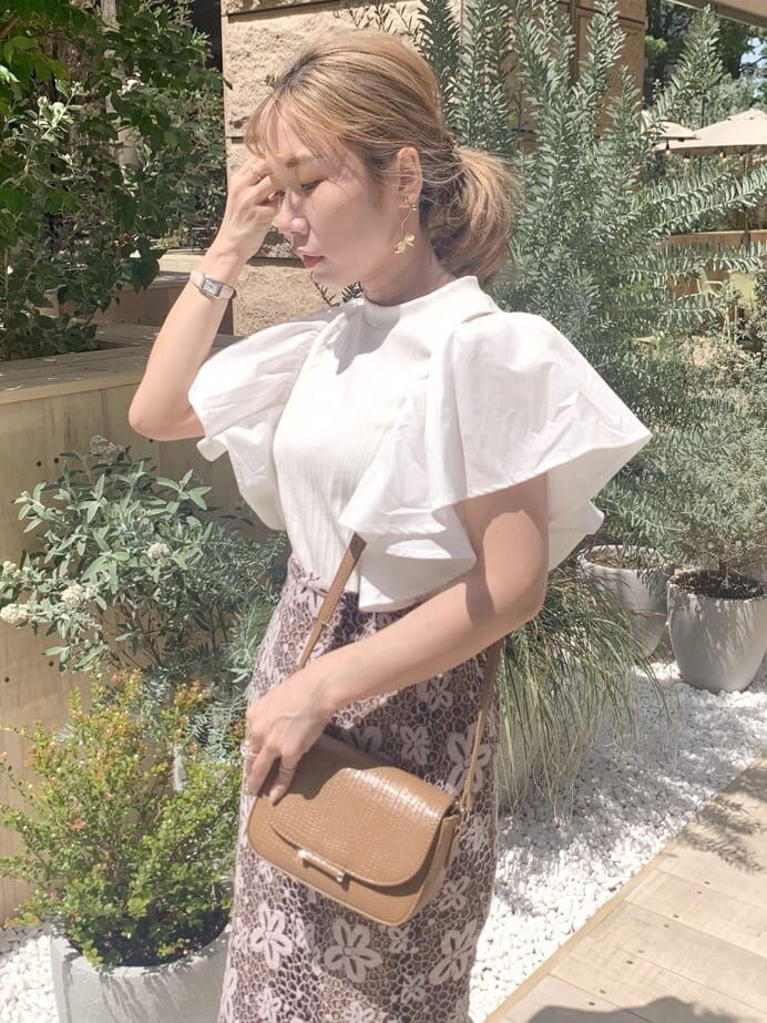 ブラウン系のスカート、ブラウン系のサンダル、ブラウン系のショルダーバッグを着用したレディースの春コーディネートの4枚目の写真