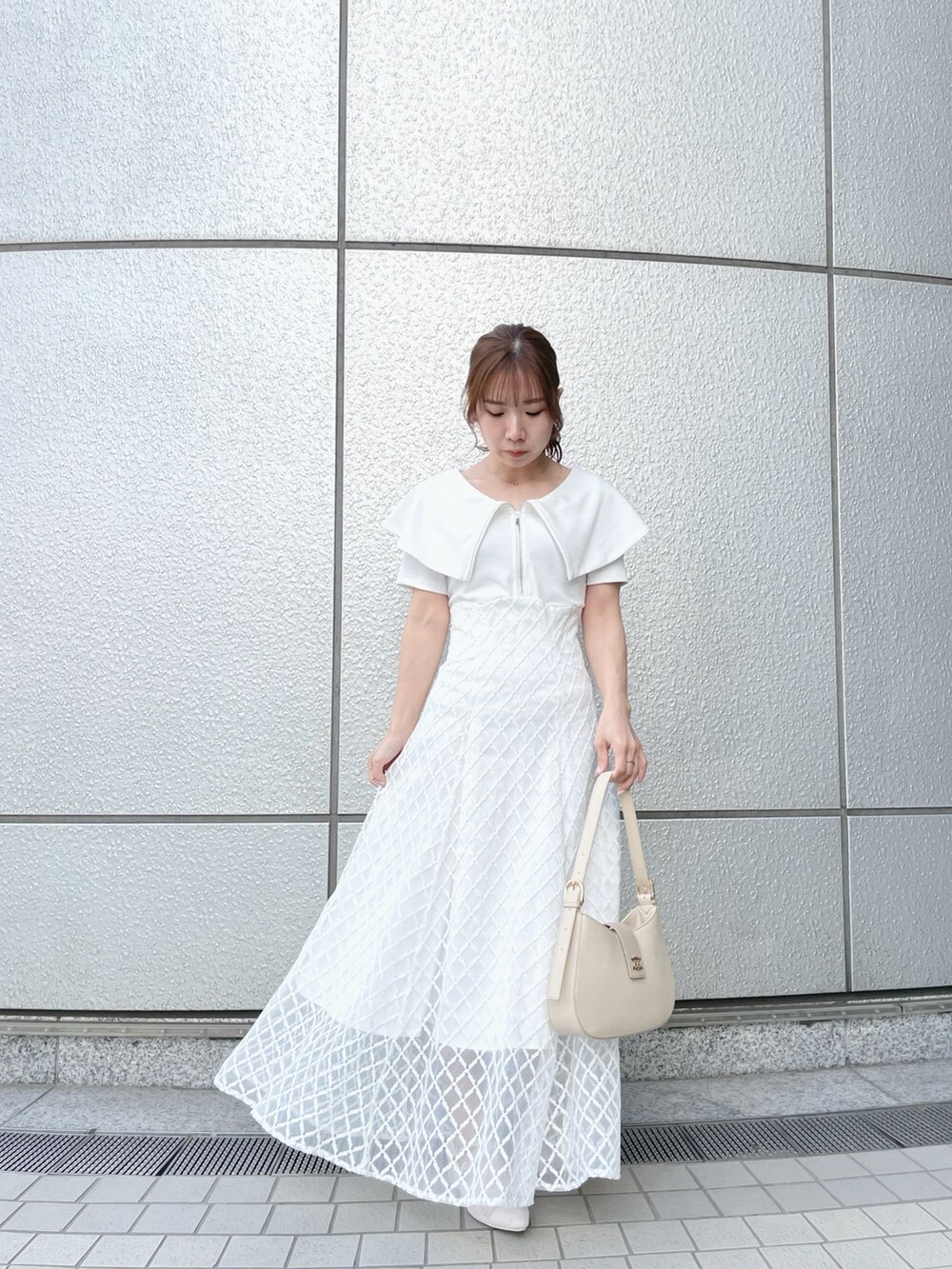 ホワイト系のパンプス、ホワイト系のワンピース、グレー系のテーラードジャケットを着用したレディースの春コーディネートの5枚目の写真