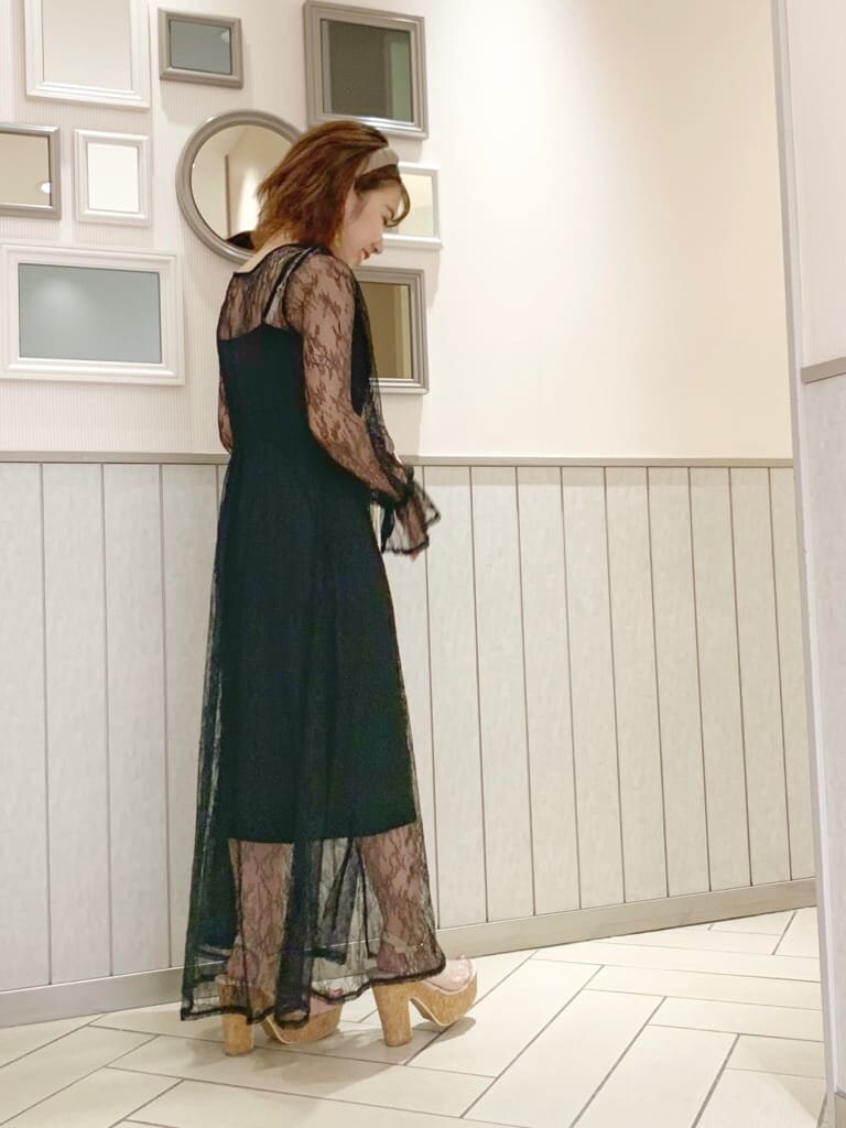 その他のサンダル、ブラック系のワンピース、ベージュ系のショルダーバッグを着用したレディースの夏コーディネートの2枚目の写真