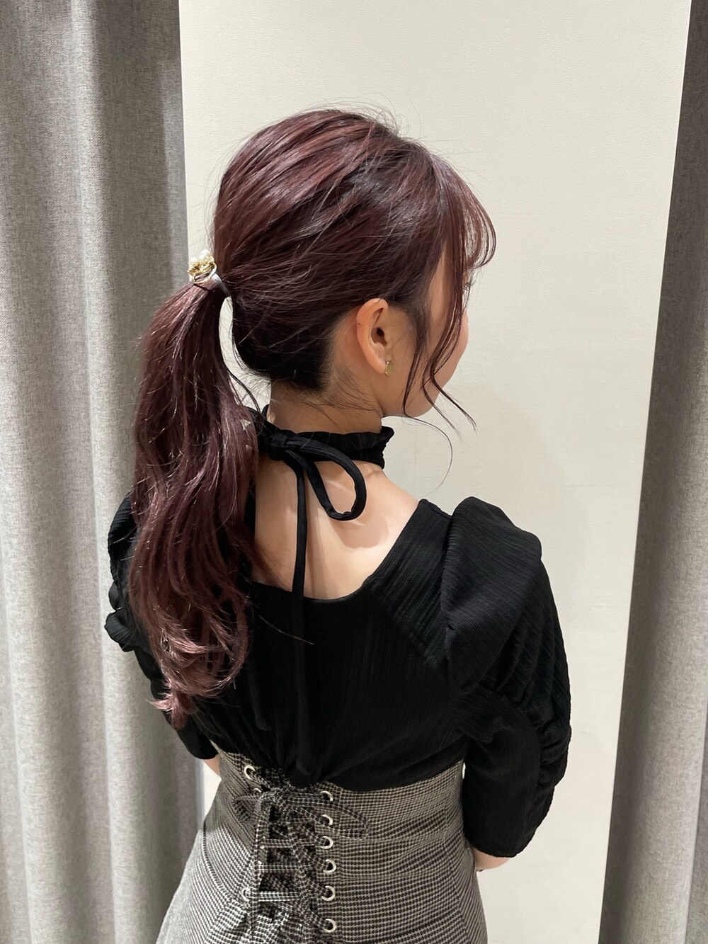 ブラック系のワンピース、ブラック系のパンプスを着用したレディースの秋コーディネートの5枚目の写真