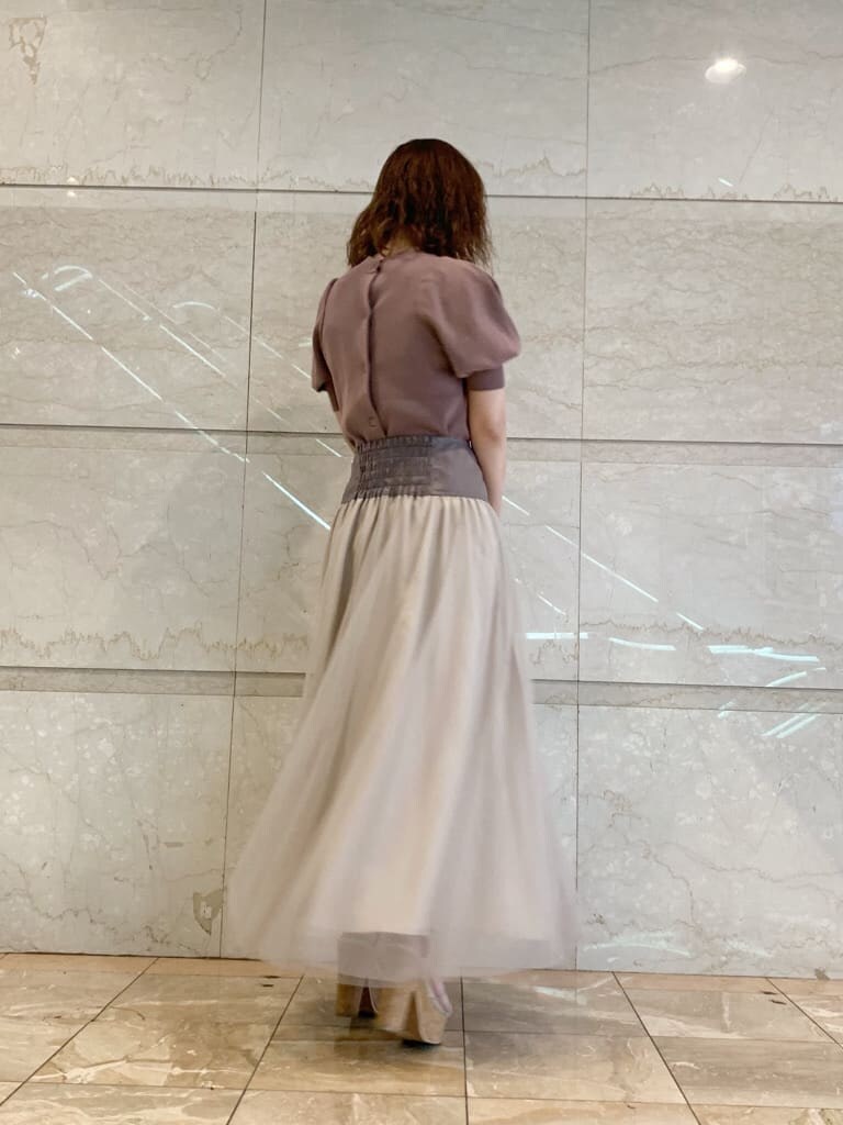 グレー系のスカート、ベージュ系のスカート、その他のサンダルを着用したレディースの夏コーディネートの5枚目の写真