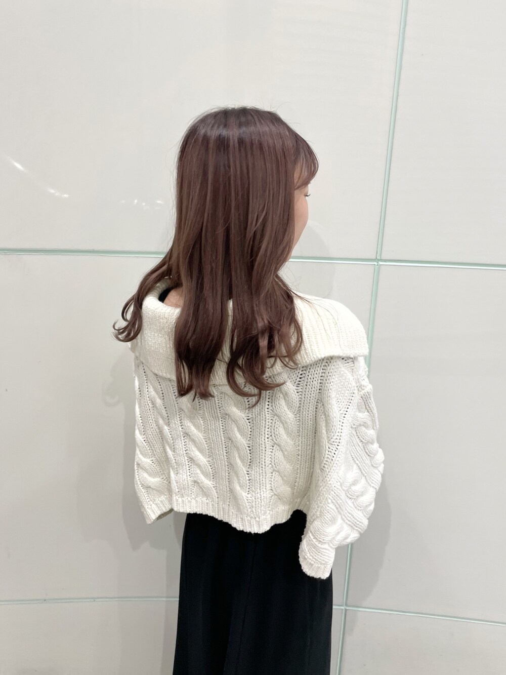 ブラック系のワンピース、ホワイト系のカーディガン/ボレロ、ブラック系のブーツを着用したレディースの秋コーディネートの6枚目の写真