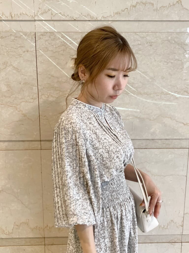 ベージュ系のサンダル、グレー系のワンピースを着用したレディースの春コーディネートの7枚目の写真