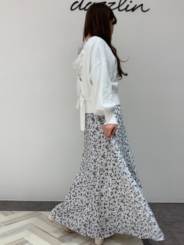 ホワイト系のカーディガン/ボレロ、ホワイト系のワンピースを着用したレディースの春コーディネートの2枚目の写真