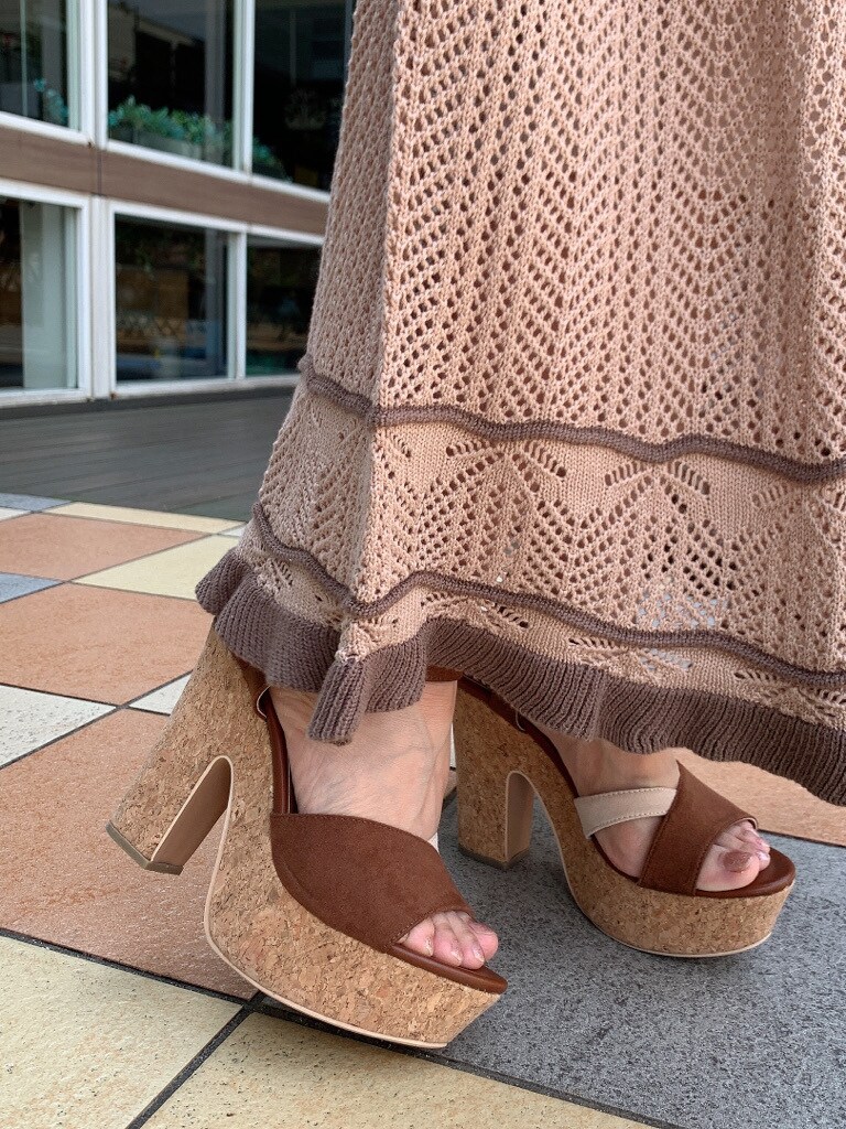 その他のサンダル、ベージュ系のワンピースを着用したレディースの春コーディネートの6枚目の写真