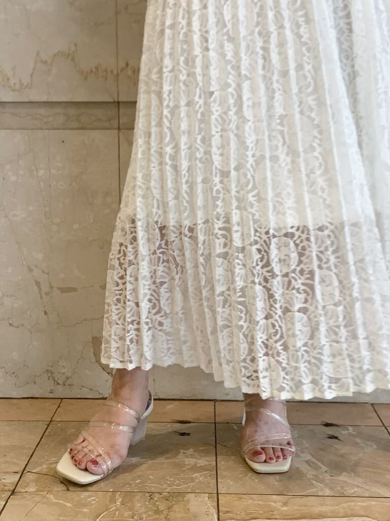 パープル系のサンダル、ホワイト系のワンピースを着用したレディースの春コーディネートの5枚目の写真