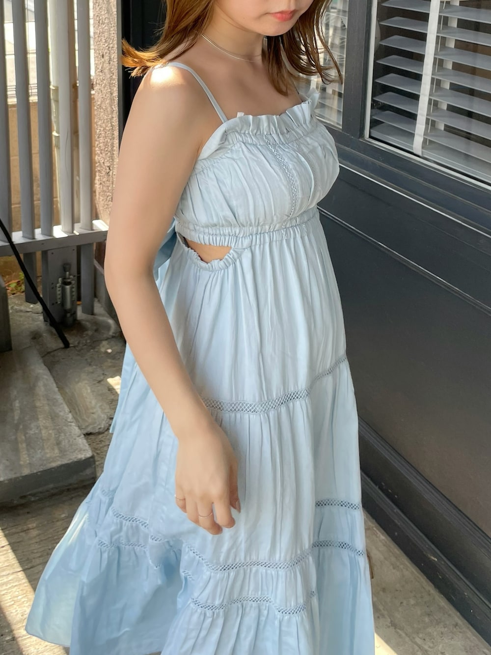 ブルー系のワンピース、ホワイト系のサンダルを着用したレディースの夏コーディネートの5枚目の写真