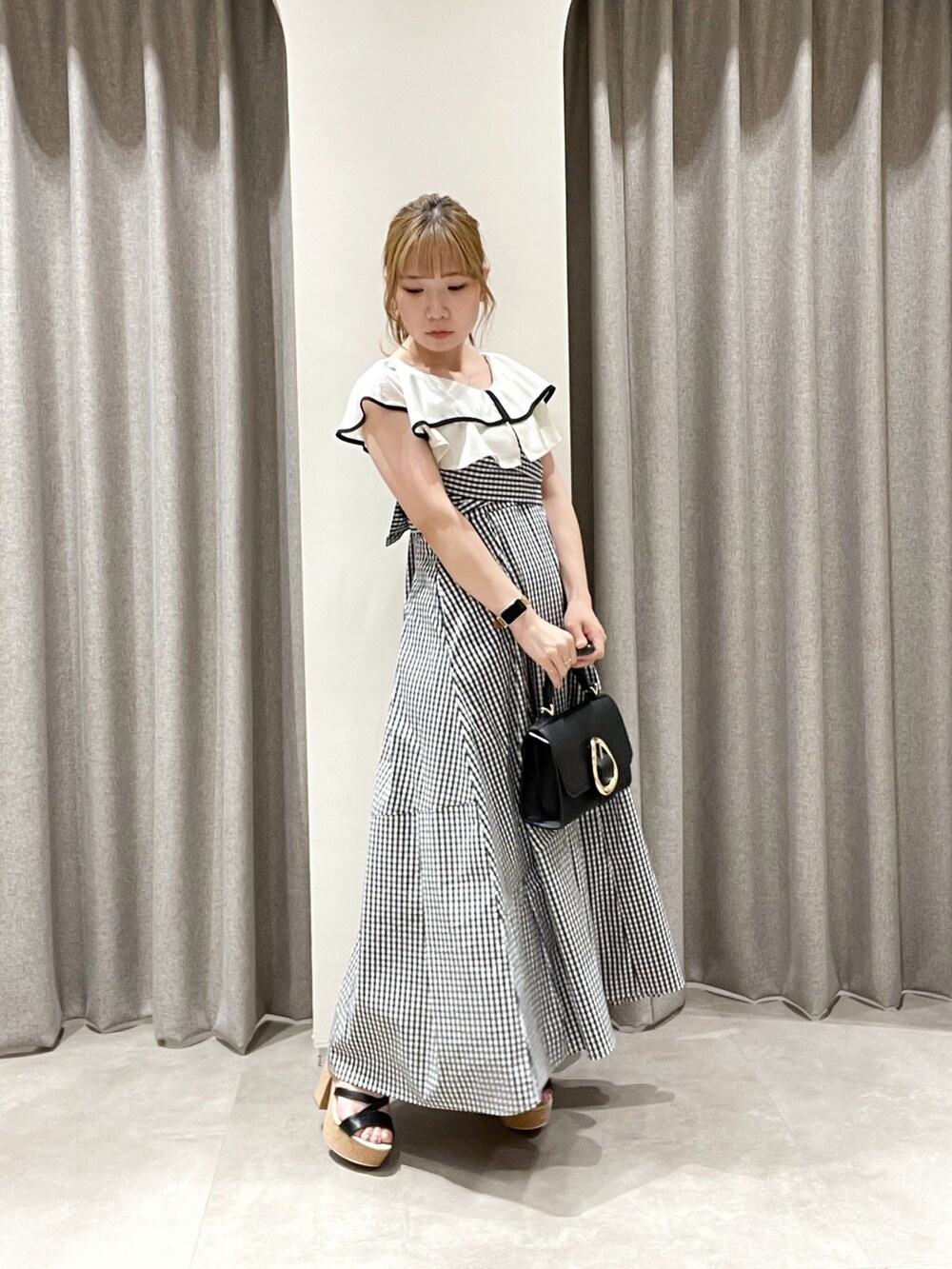 その他のワンピース、ブラック系のニット/セーター、ブラック系のハンドバッグを着用したレディースの夏コーディネートの5枚目の写真