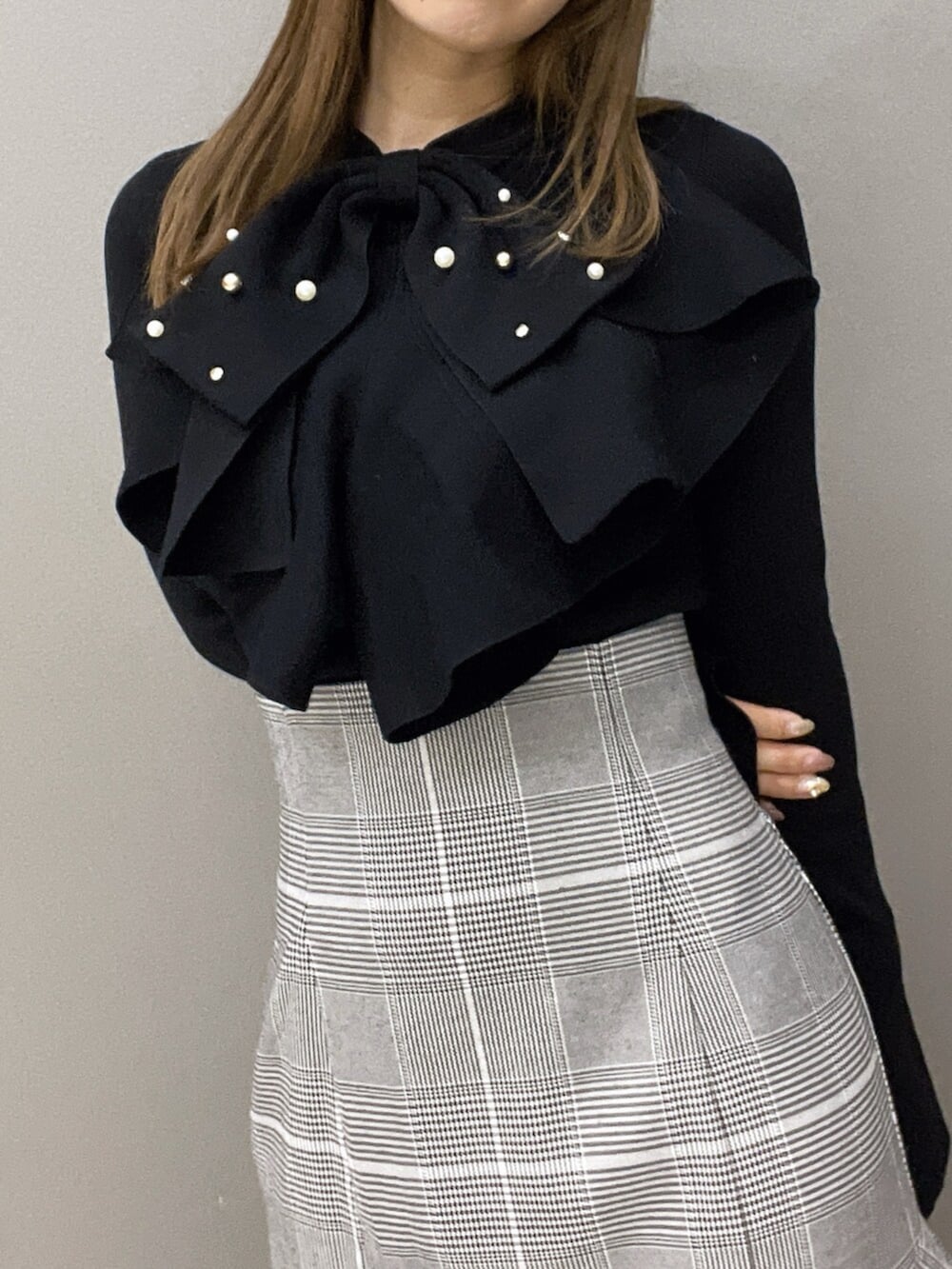 ホワイト系のブーツ、ブラック系のニット/セーター、その他のスカートを着用したレディースの秋コーディネートの10枚目の写真