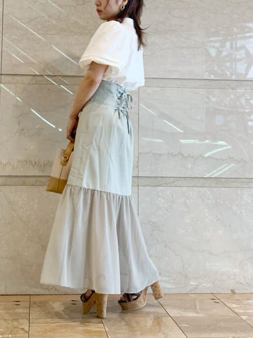 その他のサンダル、ベージュ系のハンドバッグ、ホワイト系のシャツ/ブラウスを着用したレディースの春コーディネートの3枚目の写真