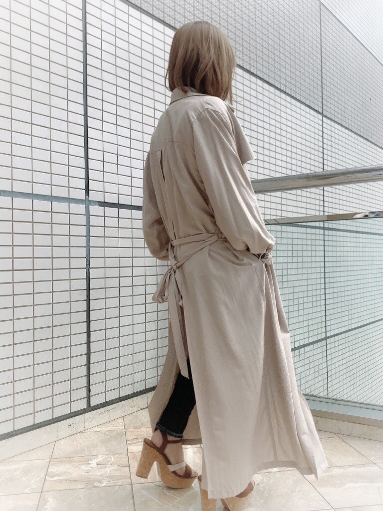 ブルー系のシャツ/ブラウス、ブルー系のデニムパンツ、その他のサンダルを着用したレディースの春コーディネートの6枚目の写真