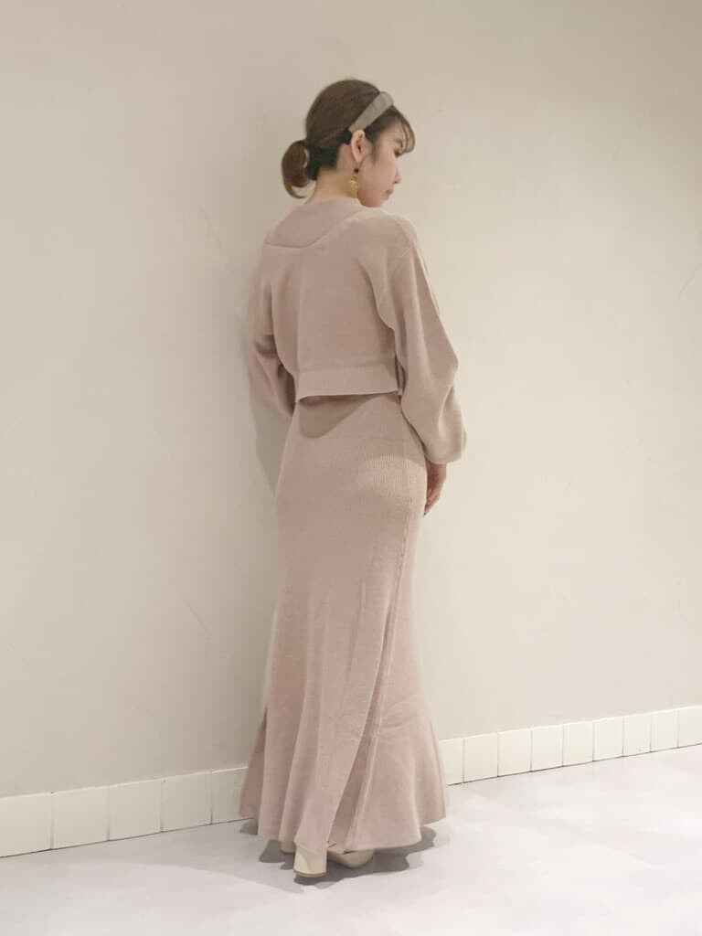 ベージュ系のワンピース、ホワイト系のパンプス、ベージュ系のカチューシャを着用したレディースの秋コーディネートの5枚目の写真