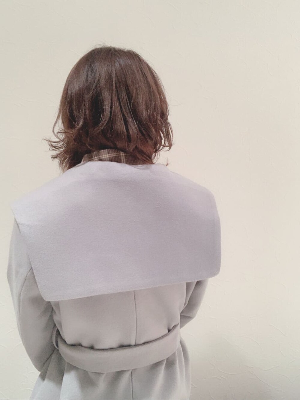 ブルー系のチェスターコート、ブラック系のブーツ、その他のワンピースを着用したレディースの秋コーディネートの9枚目の写真